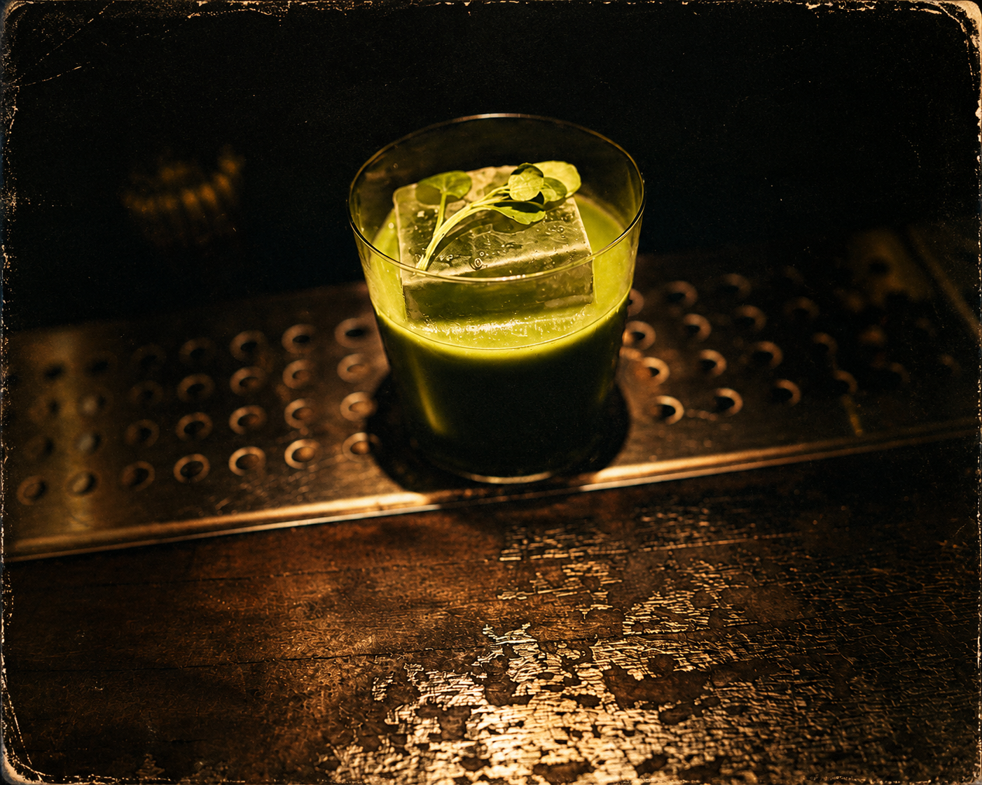 A vibrant green cocktail on the rocks, served at the Rockthehighball mobile bar